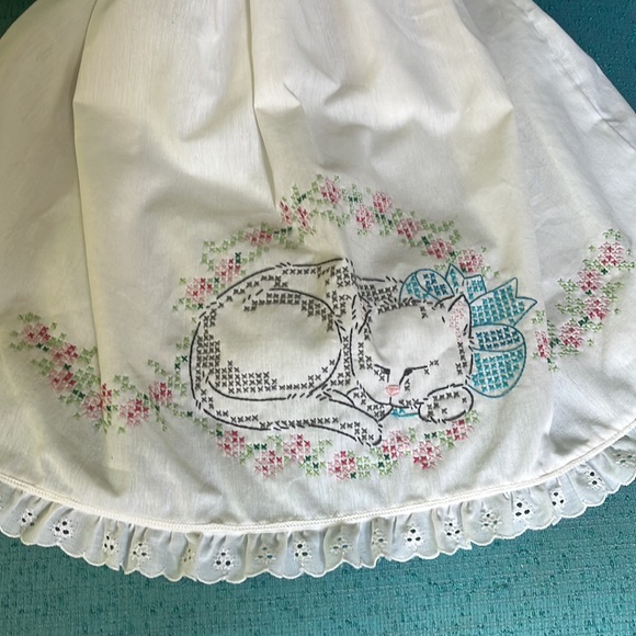 White Rag Doll w/ Sleeping Cat cross stitched dress, Bonnet, ruffled eyelet trim - Picture 3 of 7